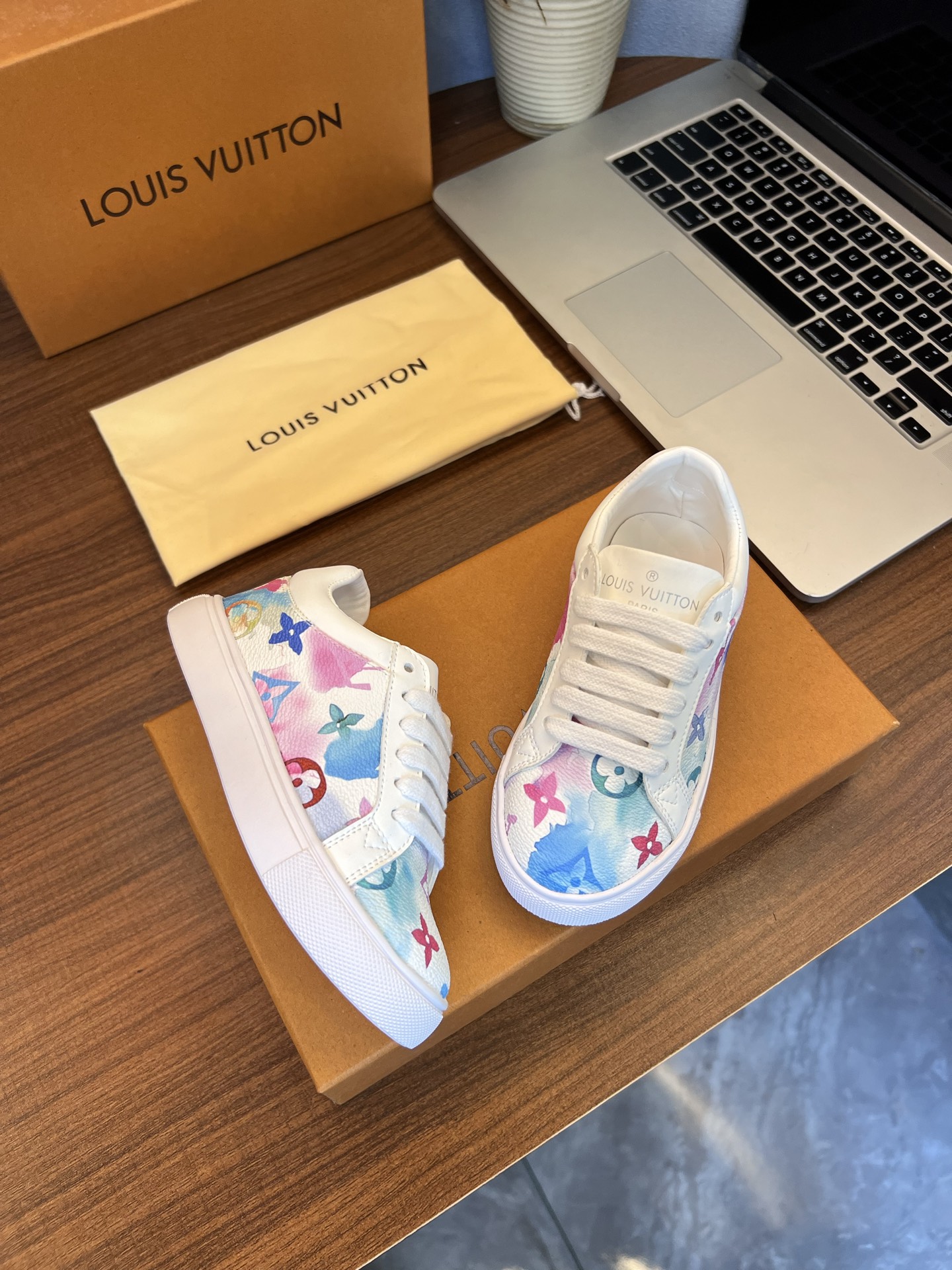 Children's shoes child